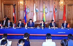 Thủ tướng dự họp báo chung với các nhà lãnh đạo Mekong-Nhật Bản